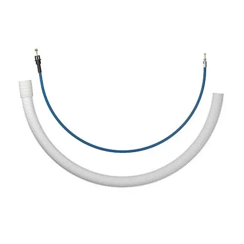 Zwei Schlauchleitungen, eine weiße spiralförmige und eine blaue gerade, mit jeweiligen Anschlüssen an beiden Enden.